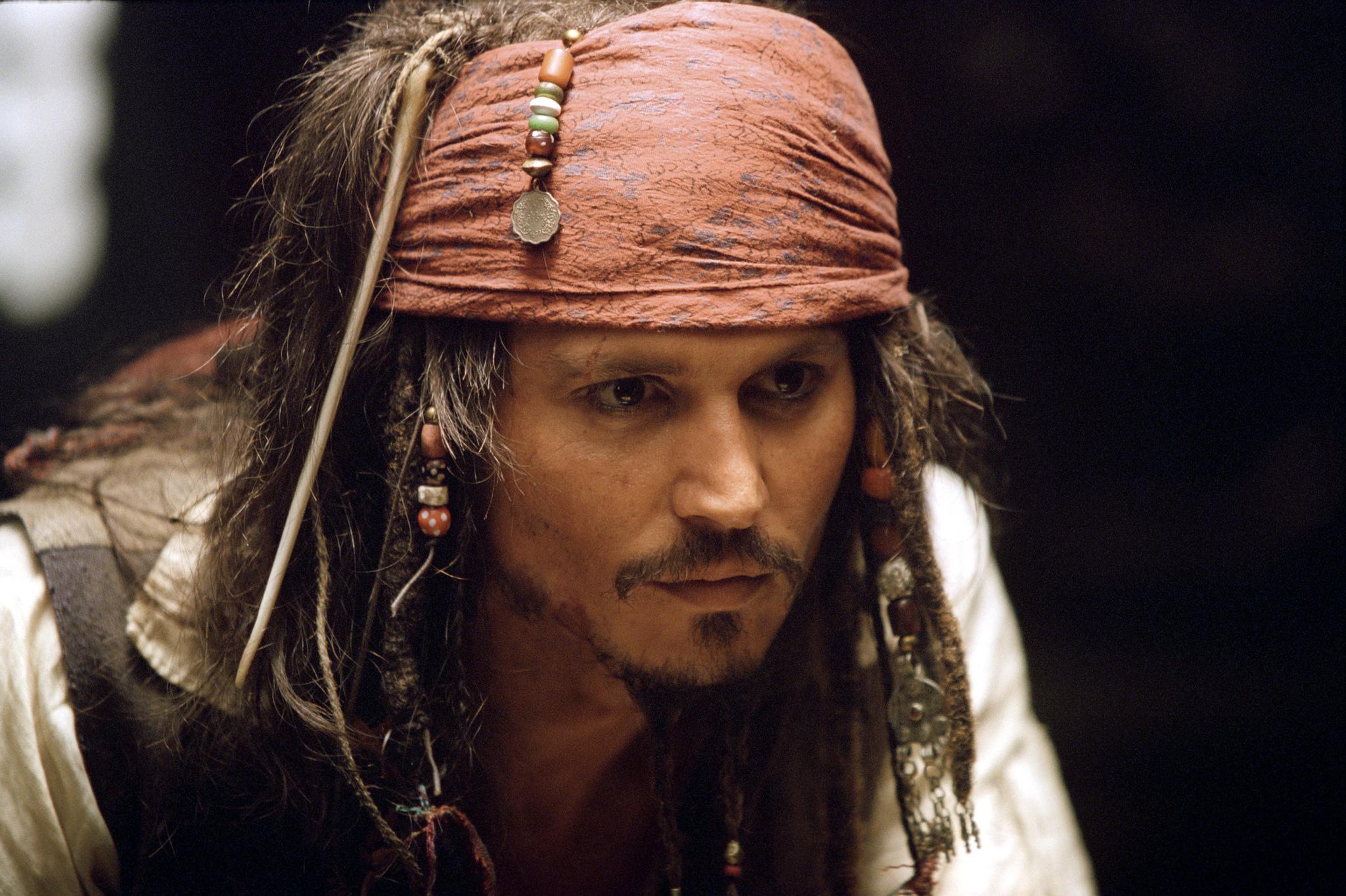 still-of-johnny-depp-in-pirates-of-the-caribbean--the-curse-of-the-black-pearl-(2003)